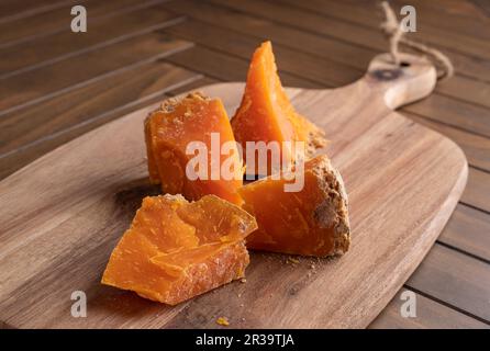 Mimolette ou Boulet de Lille. Fromage français dur ou semi-dur sous forme de boule de couleur orange avec une croûte rugueuse. Photo de haute qualité Banque D'Images