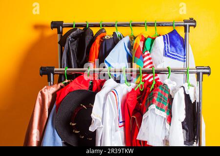 Divers costumes de carnaval pour les enfants sur un cintre à la boutique. Location de costumes à la boutique pour enfants. Banque D'Images