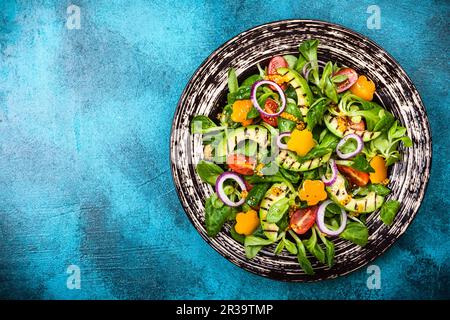 Pour une alimentation saine : salade avec avocat grillé, légumes frais et vinaigrette à la moutarde. Vue de dessus Banque D'Images