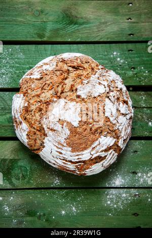 Pain de levain de carotte aux graines de citrouille et de sésame noir Banque D'Images