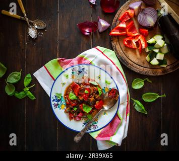 Ratatouille aux poivrons rouges courgettes aubergines oignons rouges et basilic Banque D'Images