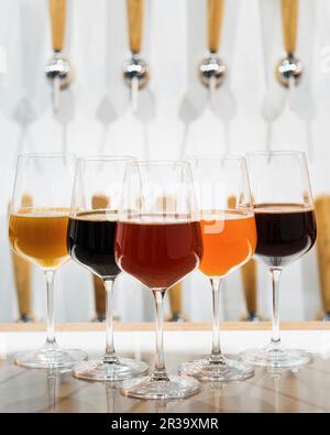 Différents types de bière présentés dans des verres à vin Banque D'Images