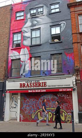 Rencontre sur 67 Brick Lane, Londres, GB, E1 6QL, sous la peinture d'art de rue d'Audrey Hepburn, sur la Brasserie, Best in Brick Lane Banque D'Images