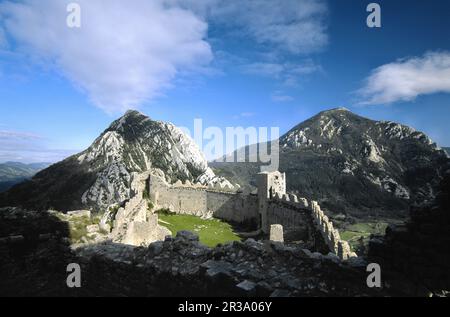 Murallas y patio de armas.Castillo cataro de Puilaurens(s.XIII).Laprelle-Puilaurens.Aude.Pirineos orientales.Francia. Banque D'Images