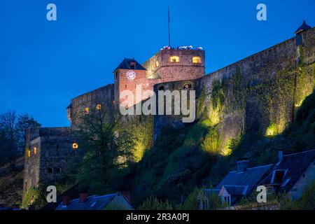 Château médiéval de Bouillon dans les Ardennes belges dans la soirée, exposition longue Banque D'Images