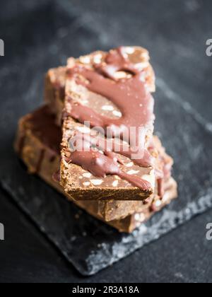Barres protéinées au chocolat et au beurre d'arachide végétalien Banque D'Images