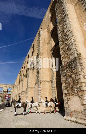 Jinetes atravesando el acueducto de Amoreira,siglos XVI-XVII, Monumento Nacional, freguesia de Sao Bras e Sao Lourenço, municipio de Elvas, Alentejo, Portugal, Europa. Banque D'Images