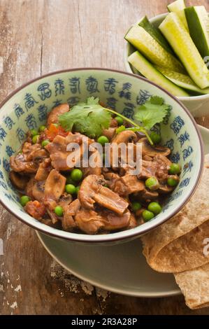 Curry aux champignons avec petits pois Banque D'Images