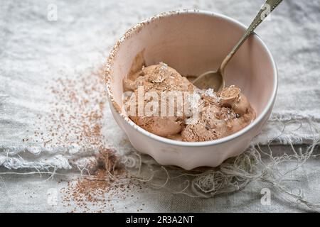 Bol rose de glace au chocolat sur un linge de lin Banque D'Images