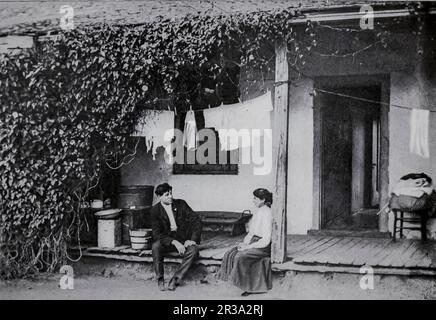 La Vineclad Verandah d'une ancienne maison espagnole photo historique noir et blanc de Clifton Johnson, du livre Highways and byways of the Pacific Coast ce volume comprend des chapitres sur les régions caractéristiques, pittoresques et historiquement attrayantes dans les États de Californie, Oregon, Washington, Idaho, Nevada, Et l'Arizona, et un chapitre sur le parc national de Yosemite. Date de publication 1913 Éditeur New York, la société Macmillan; Banque D'Images