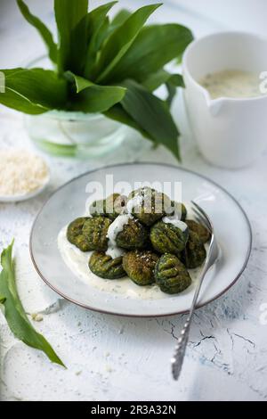 Gnocchi à l'ail sauvage végétalien avec sauce aux herbes et parmesan végétalien Banque D'Images