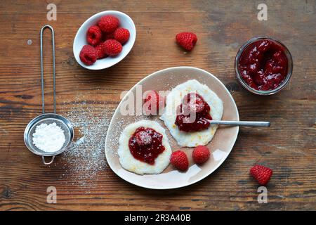 Gâteaux de riz aux framboises fraîches et à la confiture Banque D'Images