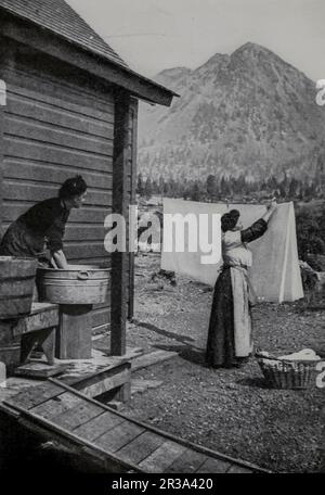 Washing Day photo historique en noir et blanc de Clifton Johnson, du livre Highways and byways of the Pacific Coast ce volume comprend des chapitres sur les régions caractéristiques, pittoresques et historiquement attrayantes dans les États de Californie, Oregon, Washington, Idaho, Nevada, Et l'Arizona, et un chapitre sur le parc national de Yosemite. Date de publication 1913 Éditeur New York, la société Macmillan; Banque D'Images