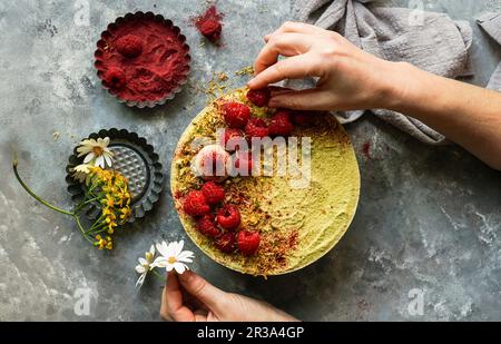 Gâteau au cajou brut végétalien avec baies, beurre de coco et lait de coco, et base faite d'amandes, dattes Banque D'Images