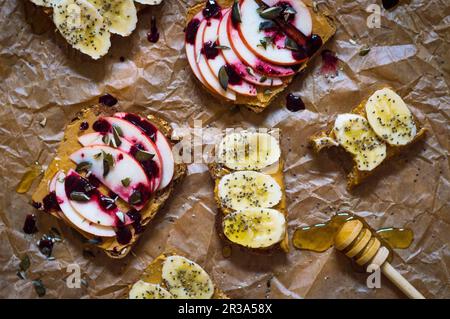 Pain grillé au beurre d'arachide avec des fruits et du miel Banque D'Images