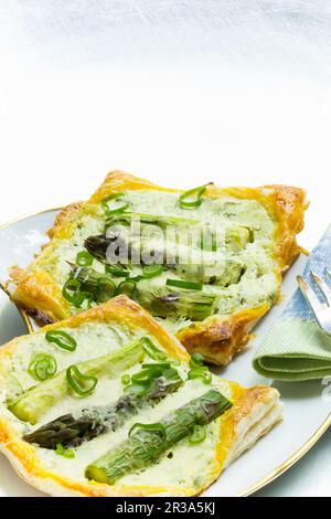 Pâtisseries feuilletées gratinées aux asperges vertes et au fromage Banque D'Images