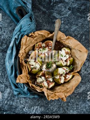 Figues au four avec feta Banque D'Images