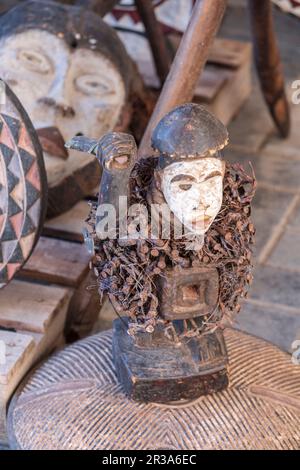 Masques sub-sahariens dans le souk, Essaouira, maroc, afrique. Banque D'Images