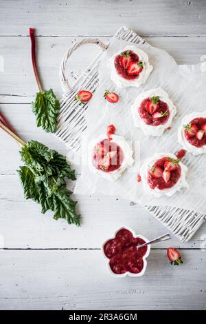 Mini pavlovas avec rhubarbe et fraises Banque D'Images