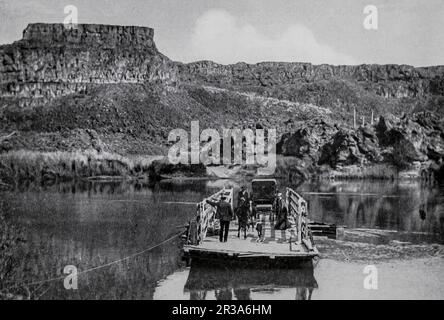 Le ferry au-dessus des chutes Shoshone sur la rivière Snake photo historique noir et blanc de Clifton Johnson, du livre Highways and byways of the Pacific Coast ce volume comprend des chapitres sur les régions caractéristiques, pittoresques et historiquement attrayantes dans les États de la Californie, de l'Oregon, de Washington, de l'Idaho, du Nevada, Et l'Arizona, et un chapitre sur le parc national de Yosemite. Date de publication 1913 Éditeur New York, la société Macmillan; Banque D'Images