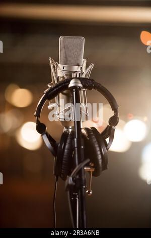 Casque suspendu au microphone en studio Banque D'Images