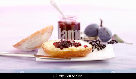 Confiture de Damson et de sureau sur un pain Banque D'Images