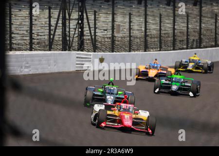 Indianapolis, États-Unis. 22nd mai 2023. Josef Newgarden, pilote de l'équipe Penske (2 ans) des États-Unis, dirige un groupe de voitures qui se tournent vers la première étape pendant l'entraînement de l'Indy 500 au circuit automobile d'Indianapolis à Indianapolis. Crédit : SOPA Images Limited/Alamy Live News Banque D'Images