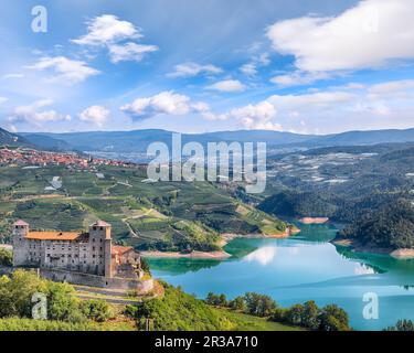 Vue fabuleuse sur les Cles Castel, le lac de Santa Giustina et de nombreuses plantations de pommes. Lieu: Clès, région du Trentin-Haut-Adige, Italie, Europe Banque D'Images