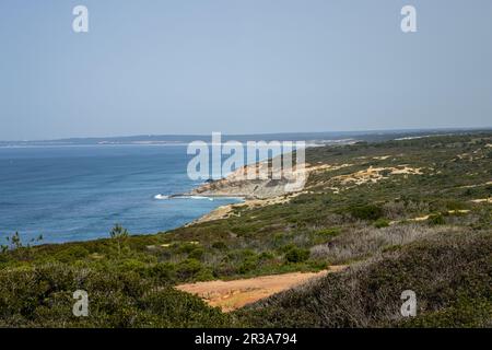 Vue sur la côte du Cap d'Espichel dans le parc naturel d'Arrabida, Portugal Banque D'Images