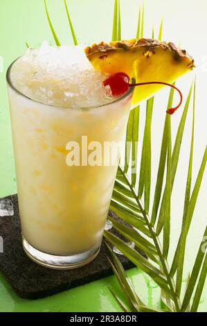 Une Pina Colada garnie d'une cerise cocktail Banque D'Images