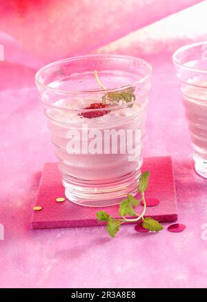 Milkshake aux framboises à base de framboises fraîches et de miel Banque D'Images