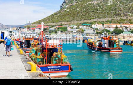 Petits bateaux de pêche dans le port de Kalk Bay Banque D'Images