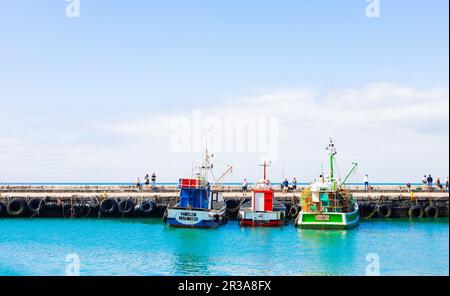 Petits bateaux de pêche dans le port de Kalk Bay Banque D'Images