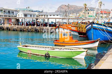 Petits bateaux de pêche dans le port de Kalk Bay Banque D'Images