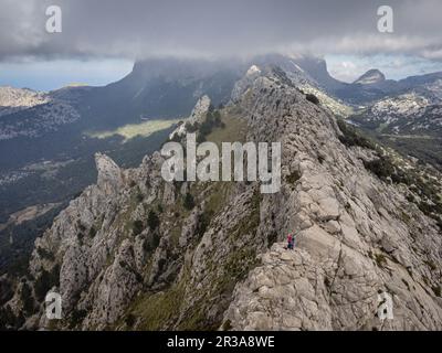Alpinistes au bord de son Torrella sierra, Fornalutx, Majorque, Iles Baléares, Espagne. Banque D'Images