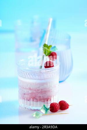 Smoothie aux framboises et aux canneberges, au kéfir, au fromage blanc et au citron vert Banque D'Images