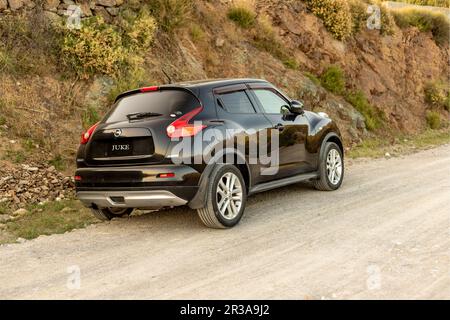 La Nissan Juke noire est garée sur une route de terre Banque D'Images