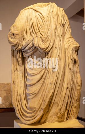 Estatua togada procesente del Foro, siglo I, Museo-Centro de Interpretación del parque arqueológico de Segóbriga, Saelices, Cuenca, Castilla-la Mancha, Espagne. Banque D'Images