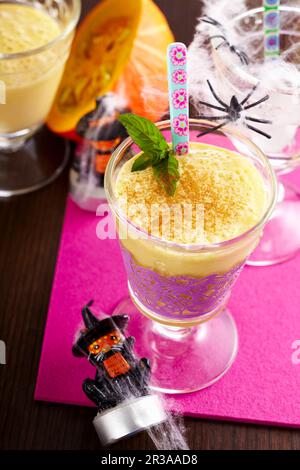 Shake à la citrouille (milkshake à la citrouille avec lait, épices, rhum et glace à la vanille) Banque D'Images