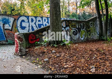 Sentier et mur couvert de graffiti ih Hasenheide Park, Neukölln-Berlin, Allemagne Banque D'Images