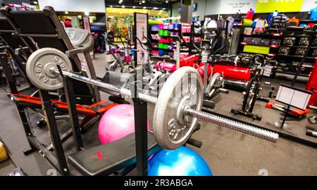 Intérieur d'un magasin d'équipement sportif Banque D'Images