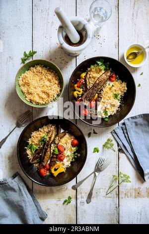 Couscous végétalien avec yaourt grec, houmous et aubergine rôtie Banque D'Images