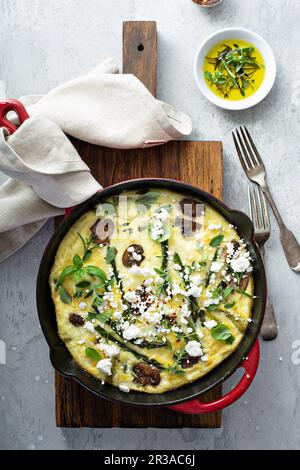 Frittata aux asperges vertes, champignons et fromage de chèvre Banque D'Images