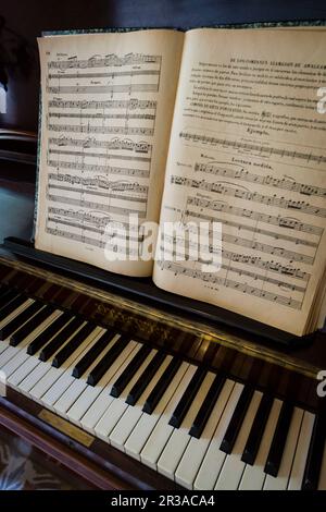 Teclas de piano y partitura, Edificio de estilo modernista de CAN Prunera, Soller, Sierra de Tramuntana, Majorque, iles baléares, espagne, europe. Banque D'Images