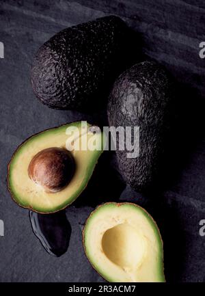 Avocats sur ardoise noire, une moitié Banque D'Images