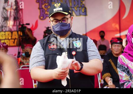 Le régent de Kediri Hanindhito Himawan Pramana (Mas Dhito) à Kirab tumpeng hasil bumi (action de grâces des agriculteurs) pour célébrer l'indépendance indonésienne Banque D'Images