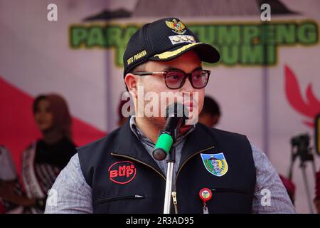 Le régent de Kediri Hanindhito Himawan Pramana (Mas Dhito) à Kirab tumpeng hasil bumi (action de grâces des agriculteurs) pour célébrer l'indépendance indonésienne Banque D'Images