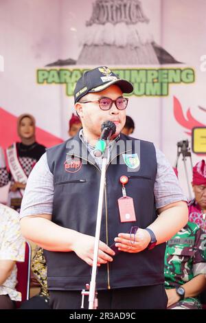 Le régent de Kediri Hanindhito Himawan Pramana (Mas Dhito) à Kirab tumpeng hasil bumi (action de grâces des agriculteurs) pour célébrer l'indépendance indonésienne Banque D'Images