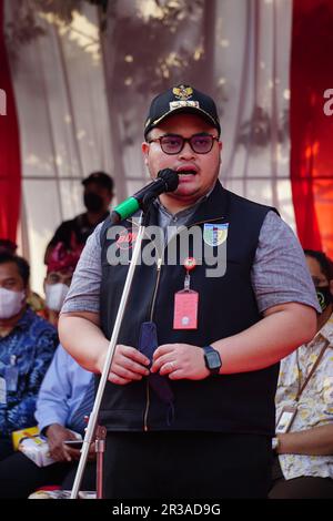 Le régent de Kediri Hanindhito Himawan Pramana (Mas Dhito) à Kirab tumpeng hasil bumi (action de grâces des agriculteurs) pour célébrer l'indépendance indonésienne Banque D'Images