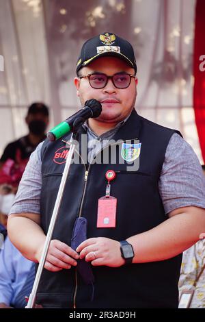 Le régent de Kediri Hanindhito Himawan Pramana (Mas Dhito) à Kirab tumpeng hasil bumi (action de grâces des agriculteurs) pour célébrer l'indépendance indonésienne Banque D'Images